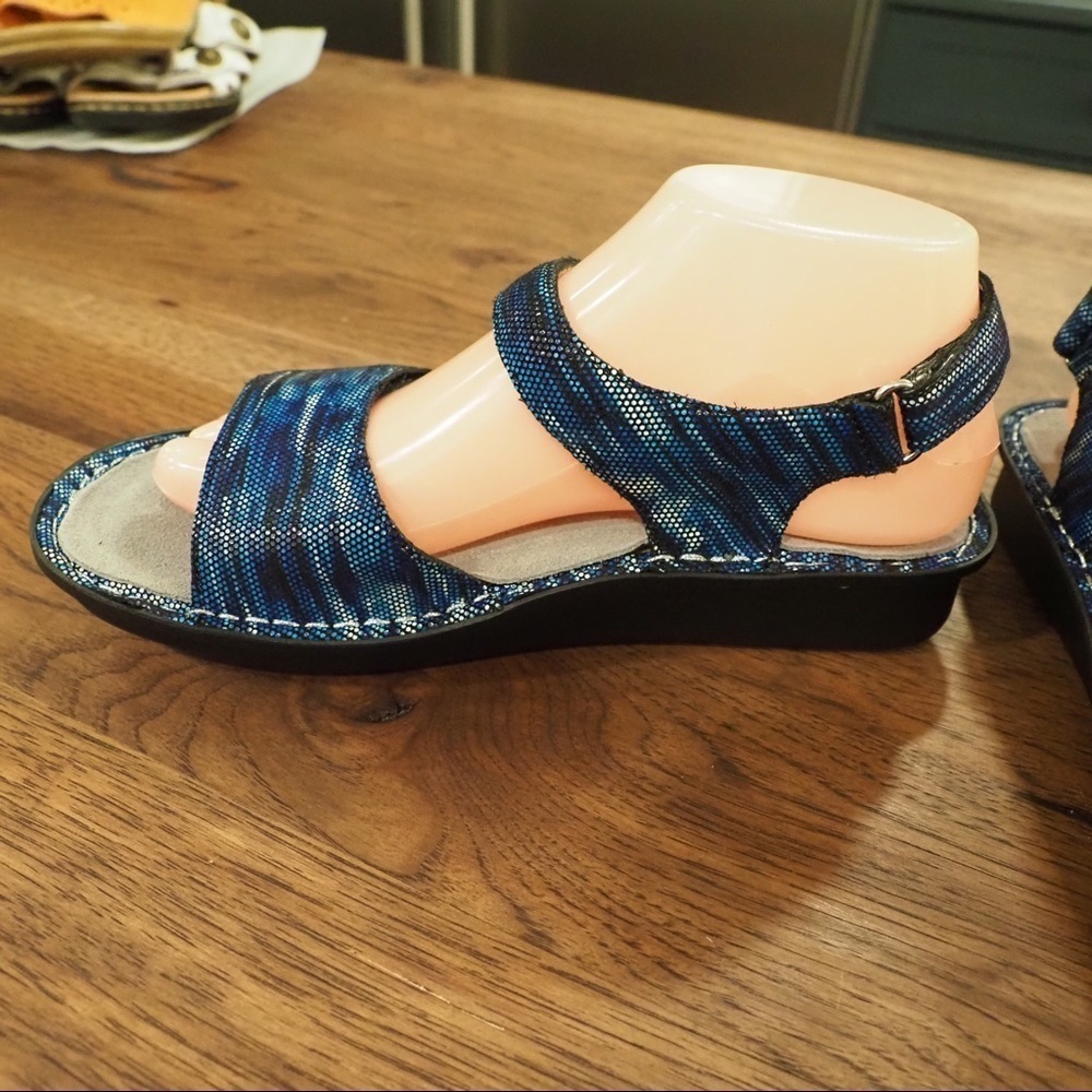 NIB ALEGRIA Patti 38 blue metallic leather sandal - Picture 11 of 16